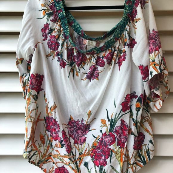 Flying Tomato Tops - Flying tomato off the shoulder floral top